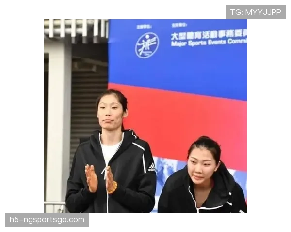 袁心玥训练馆里喝着高级蛋白饮，外面街边小吃摊完全不搭档儿啊