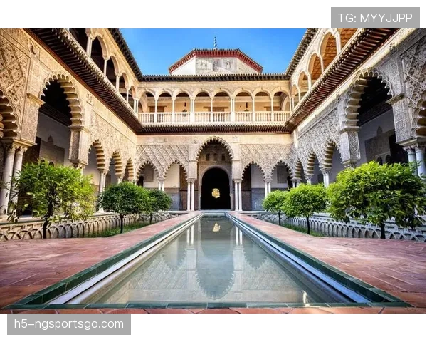 塞维利亚复兴豪强之路持续考验：当前赛季表现波动，对争冠形势产生影响。